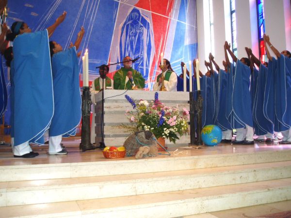 Messe mit Jugendlichen aus Brasilien und P. Hubert Leeb OSFS