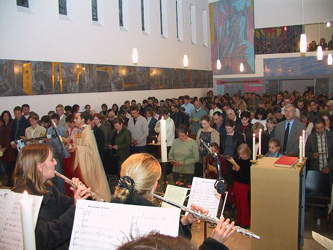 Osternacht 2004: Die Kapelle des Salesianums war wieder zum Bersten überfüllt