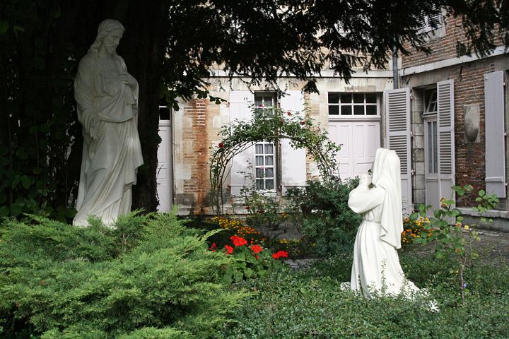 alacoque0024.jpg - Margareta Maria Alacoque, Statue vor dem Heimsuchungskloster in Troyes, Frankreich