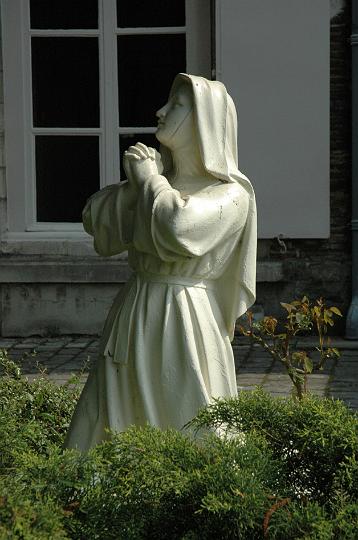 alacoque0026.jpg - Margareta Maria Alacoque, Statue vor dem Heimsuchungskloster in Troyes, Frankreich