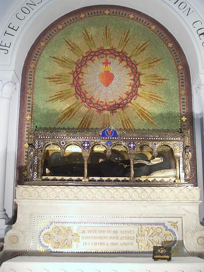 alacoque0086.jpg - Grab der hl. Margareta Maria Alacoque in der Kirche des Heimsuchungsklosters Paray-le-Monial, Frankreich