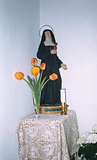 alacoque0162.jpg - Statue im Heimsuchungskloster von Erd bei Budapest, Ungarn