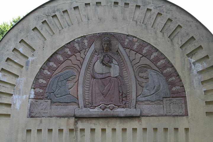 alacoque0182.jpg - links: Margareta Maria Alacoque, rechts Claude de la Colombiére, Relief im Parc des Chaplains, Paray-le-Monial, Frankreich