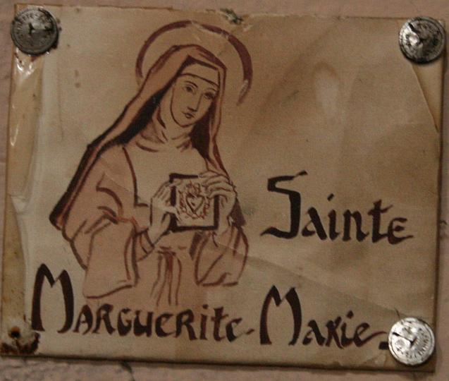 alacoque0186.jpg - Plakette in der Pfarrkirche von Verosvres, Frankreich, Geburtsort der heiligen Margareta Maria Alacoque