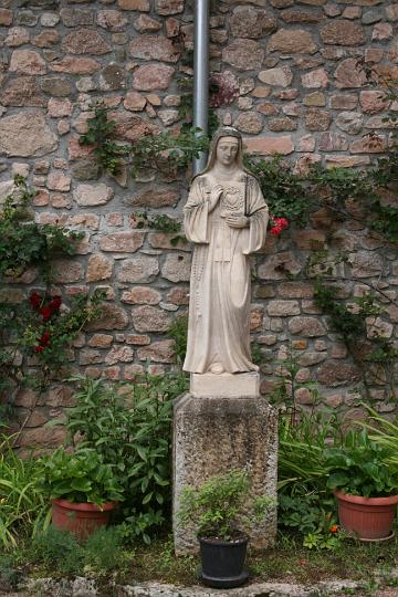 alacoque0188.jpg - Margareta Maria Alacoque, Statue am Geburtshaus der heiligen Margareta Maria Alacoque in Verosvres, Frankreich. Heute Schule