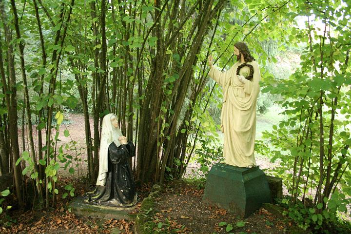 alacoque0206.jpg - Margareta Maria Alacoque, Statue im Garten des Heimsuchungsklosters von Paray-le-Monial, wo eine der Herz-Jesu-Visionen stattfand