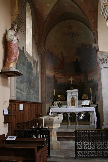 verosvres_taufkirche_07.jpg - Seitenaltar mit Taufbrunnen in der Pfarrkirche von Verosvres, Frankreich, Geburtsort der heiligen Margareta Maria Alacoque