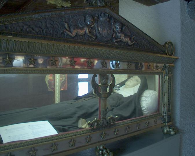 Chantal120.jpg - Altes Grab der Johanna Franziska von Chantal mit Wachsfigur, heute Museum der Heimsuchung in Annecy, Frankreich