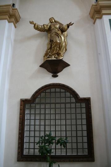 Chantal125.jpg - Statue in der Franz von Sales Kirche in Annecy, Frankreich - Unten das Originalchorgitter des zweiten Heimsuchungsklosters von Annecy